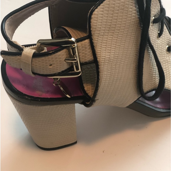 Juicy Couture Open Toe laced Sandal - Picture 6 of 8